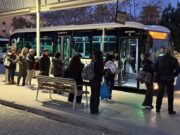 Cues a l’estació de busos de Vilanova i la Geltrú en la primera jornada de vaga del sector ferroviari