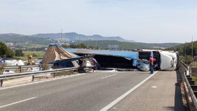 Imatge de l'accident a la C-32 a Sant Pere de Ribes (Bombers)