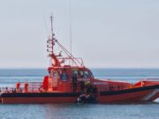 Apunyala la seva mare i fuig nedant pel mar a Sitges