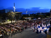 Preparatius a Sitges per la revetlla de Sant Joan