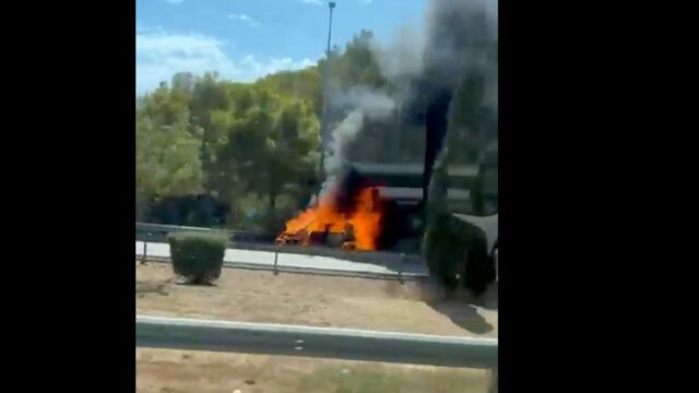 Imatge del cotxe en flames a Sitges (Anti-radar Catalunya)