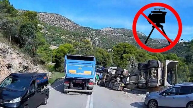 Imatge del camió bolcat a la C-31 a les corbes del Garraf (Anti-radar Catalunya)
